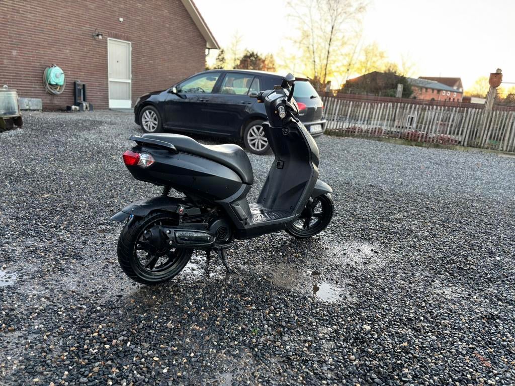 Brommer peugeot kisbee (b klasse ), Fietsen en Brommers, Brommeronderdelen | Scooters, Zo goed als nieuw, Peugeot, Carburateur