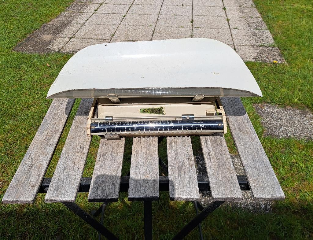 Antieke babyweegschaal, Ophalen