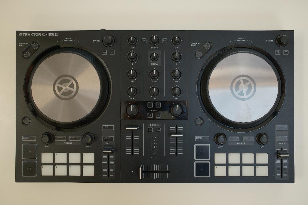 NI Traktor Kontrol S2 MK3 — comme neuf, Musique & Instruments, DJ sets & Platines, Comme neuf, DJ-Set, Autres marques, Enlèvement