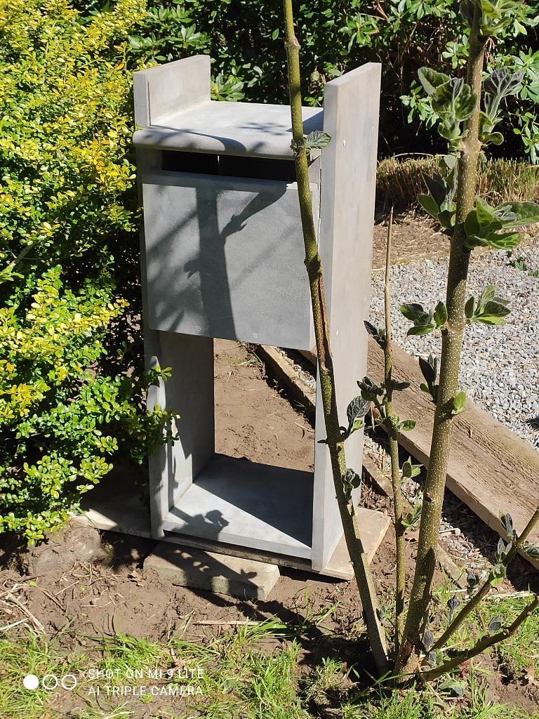 modern brieven bus hardsteen, Enlèvement, Pierre