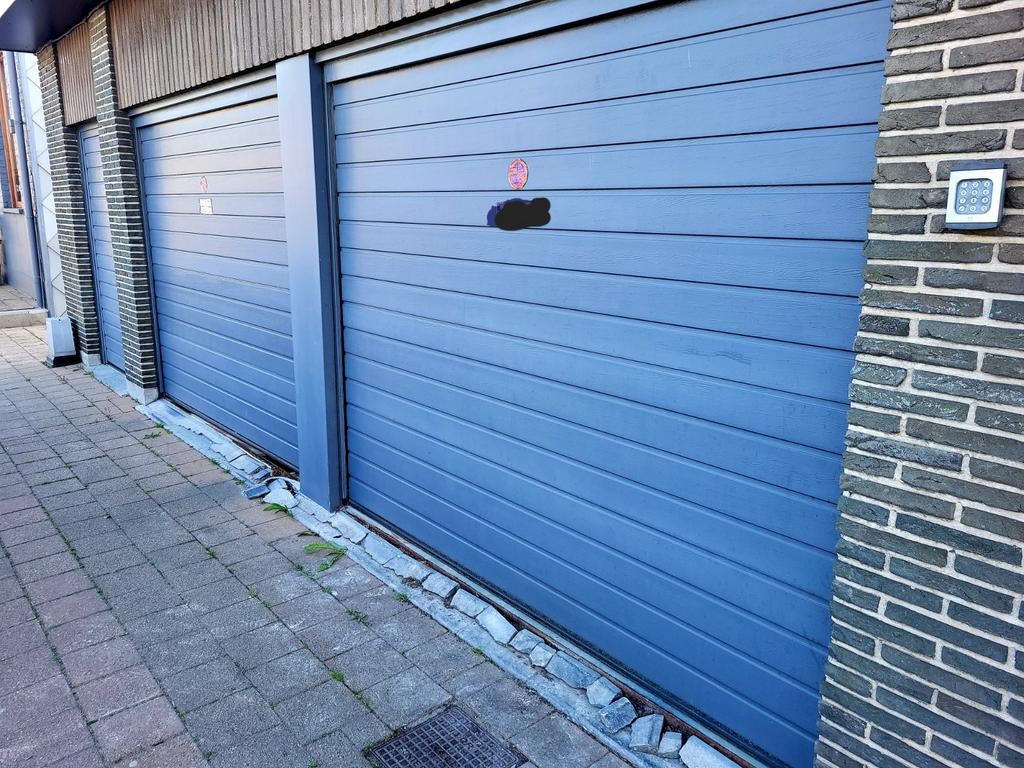 2 portes sectionnelles Hörmann avec moteur et porte.