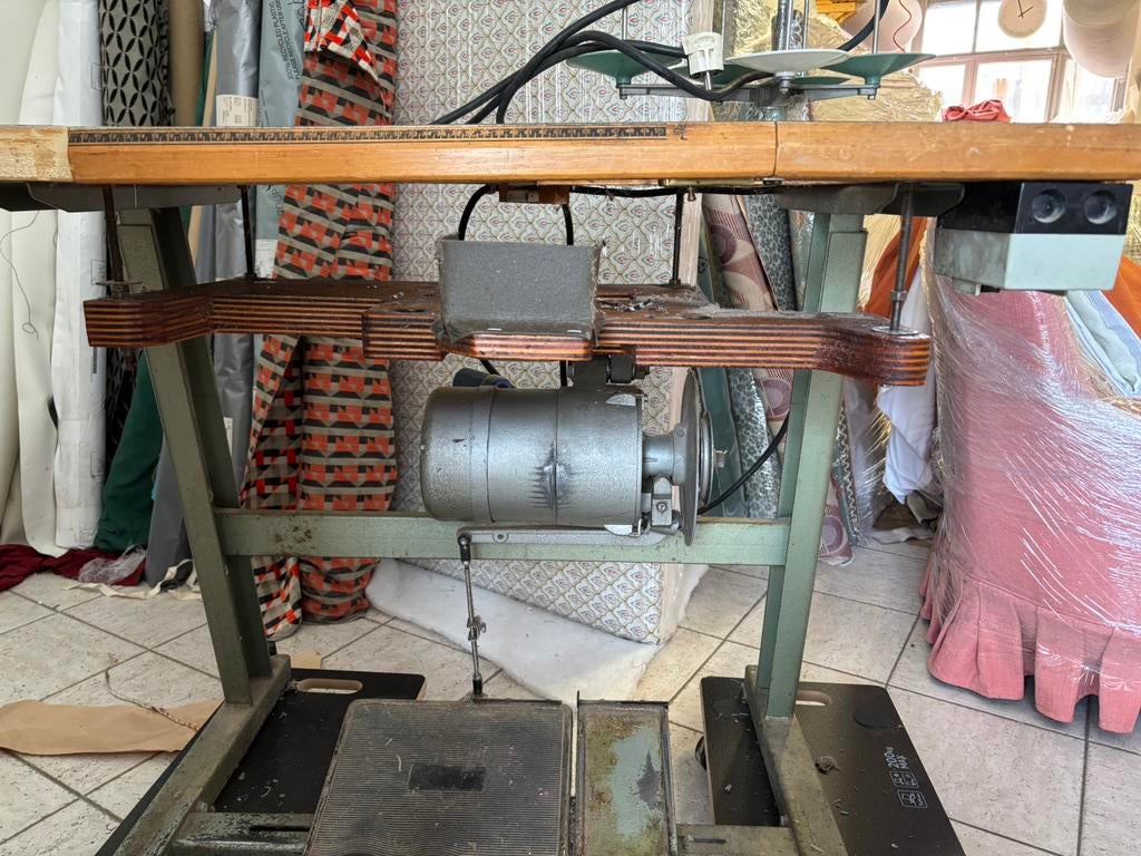 Table de surjeteuse à donner, Enlèvement ou Envoi, Utilisé, Surjeteuse