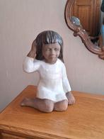 Beeldje, meisje met wit kleedje in zithouding ongeveer 55 cm, Ophalen, Zo goed als nieuw