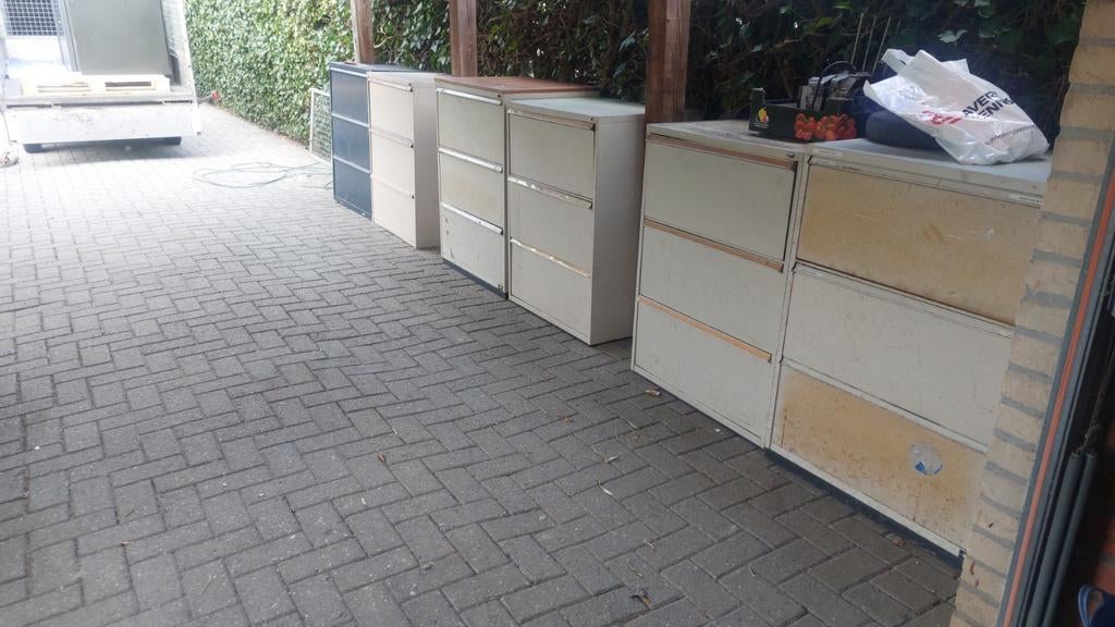 6 metalen kasten, Ophalen