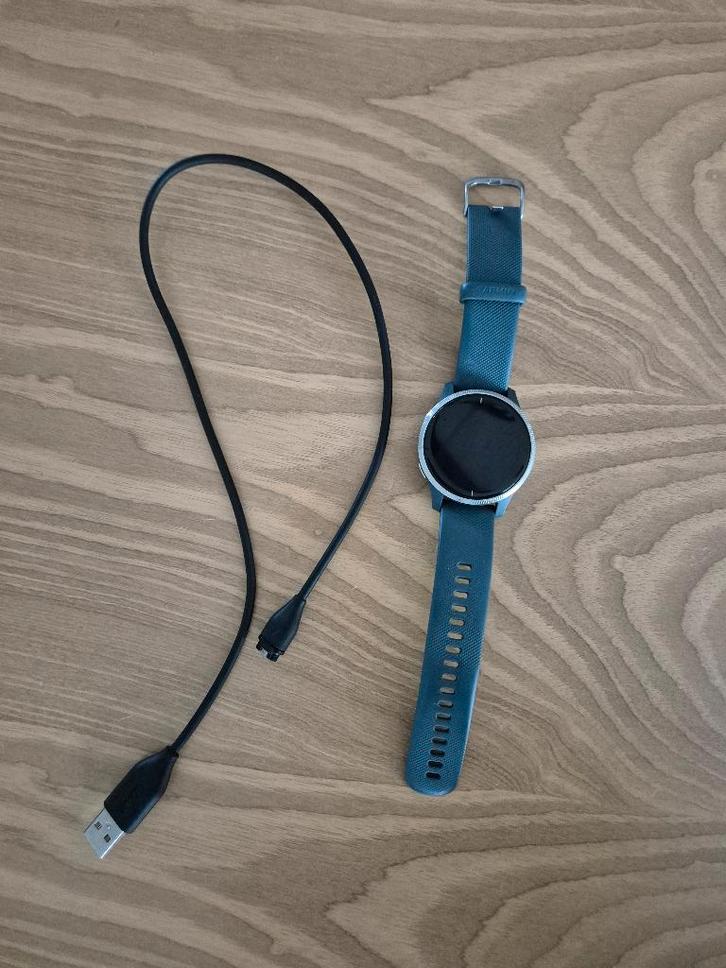 Garmin Venu Smartwatch - Granite Blue met Silver, Bijoux, Sacs & Beauté, Montres connectées, Comme neuf, Bleu, Distance, Bandage calorique