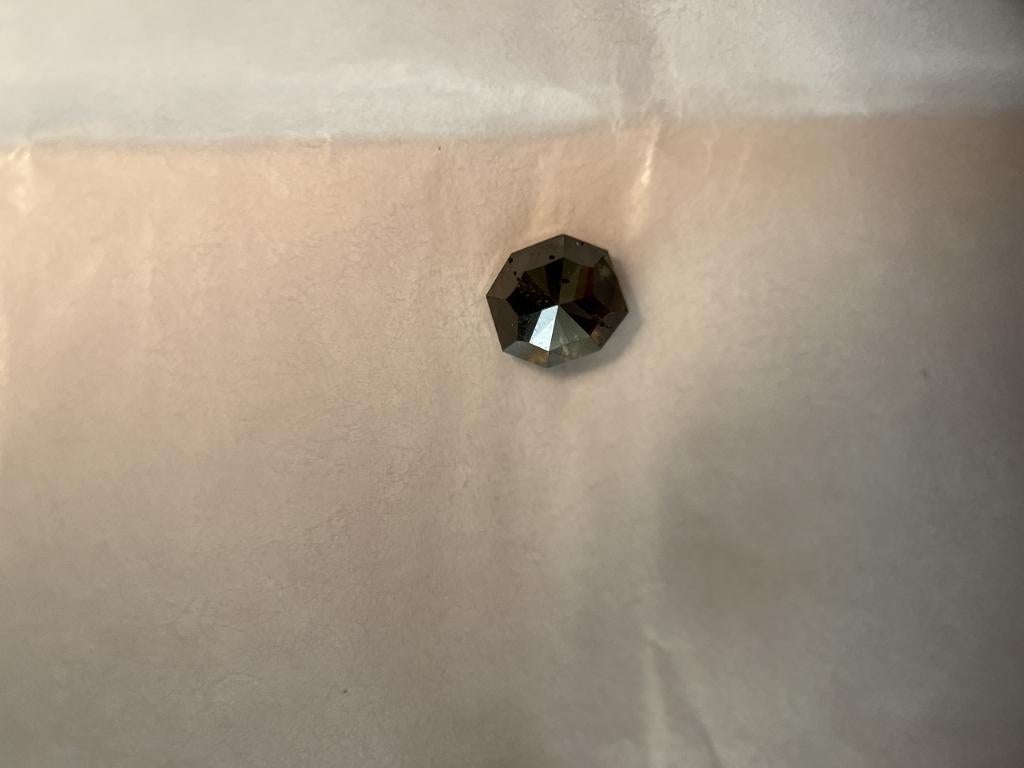 Diamant octogonal rond 1,30 ct brun gris naturel (152), Bijoux, Sacs & Beauté, Pierres précieuses, Enlèvement ou Envoi, Neuf