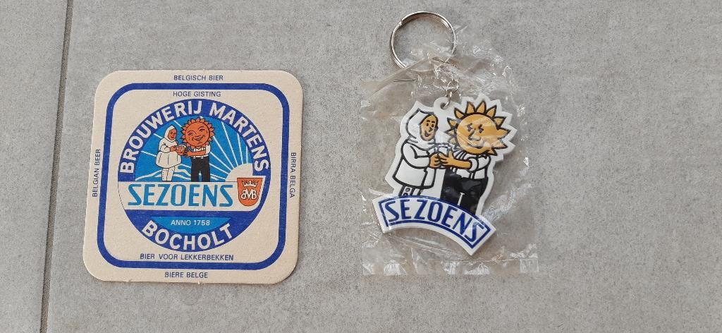 bier Sezoens sleutelhanger + bierviltje Martens Bocholt, Verzamelen, Biermerken, Nieuw, Kleding, Overige merken, Ophalen of Verzenden