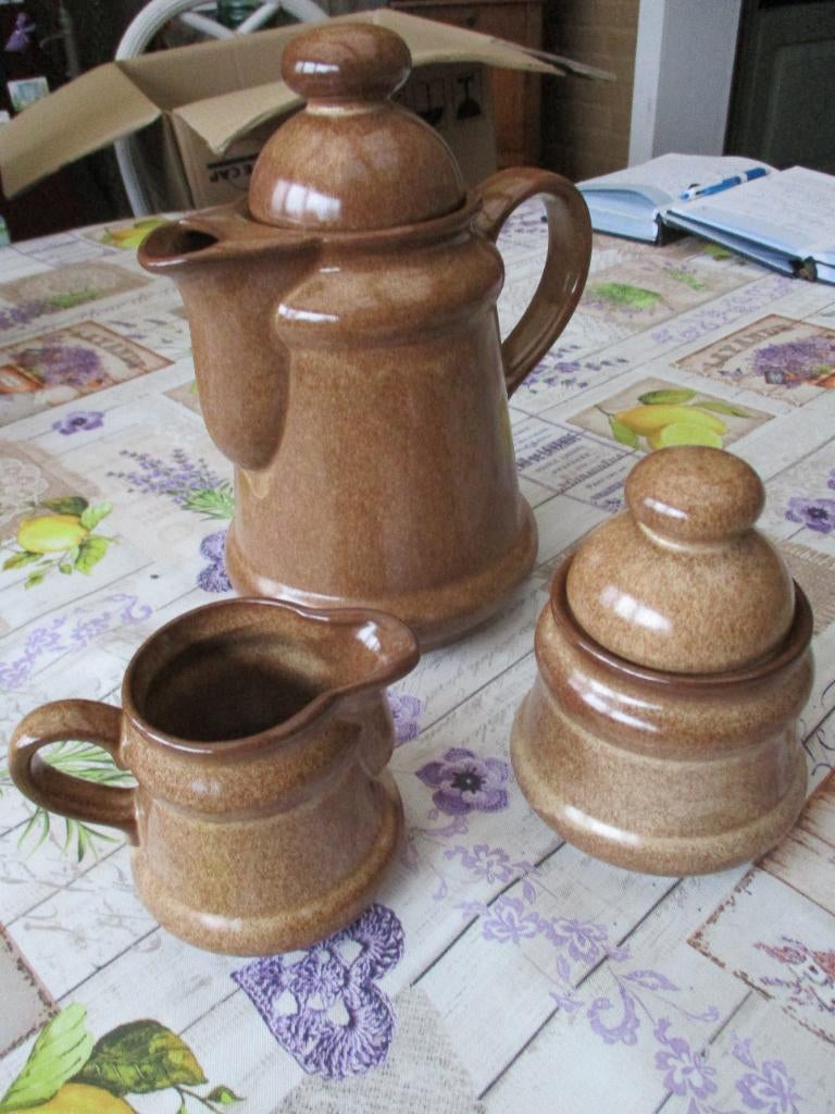 bruine koffiekan, melkkan en suikerpot, Maison & Meubles, Cuisine | Vaisselle, Enlèvement ou Envoi, Comme neuf, Uni, Autres types
