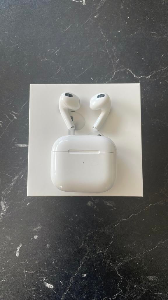Airpods 3 met Lightning Charging Case, Télécoms, Téléphonie mobile | Écouteurs, Bluetooth, Comme neuf, Blanc, Intra-auriculaires (Earbuds)