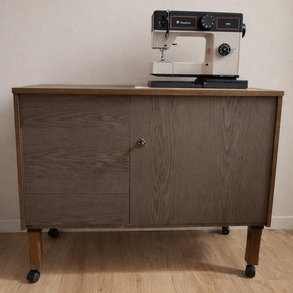 Machine à coudre - Husqvarna 4100 avec meuble en bois, Enlèvement, Comme neuf, Machine à coudre, Husqvarna