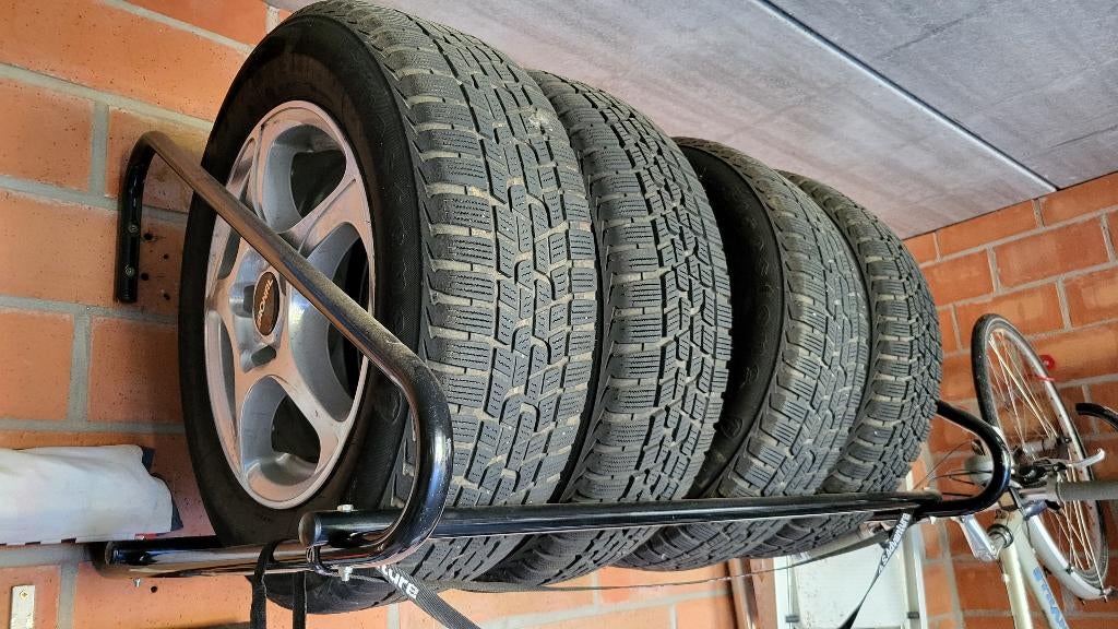 4 winterbanden op velg + 1 zomerband + muurrek, Auto-onderdelen, Banden en Velgen, Banden en Velgen, Winterbanden, 15 inch, Ophalen