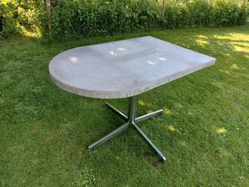Table avec structure en acier inoxydable aspect béton, Enlèvement, Utilisé
