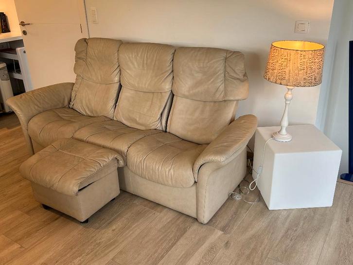Stressless Sofa in leder 3 zit   (- zetel- bankstel)  beige, Maison & Meubles, Fauteuils, Utilisé, Cuir, 125 cm ou plus, 75 à 100 cm