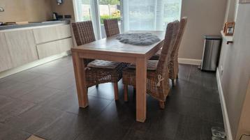 Teak eettafel met 4 rieten / rotan stoelen beschikbaar voor biedingen