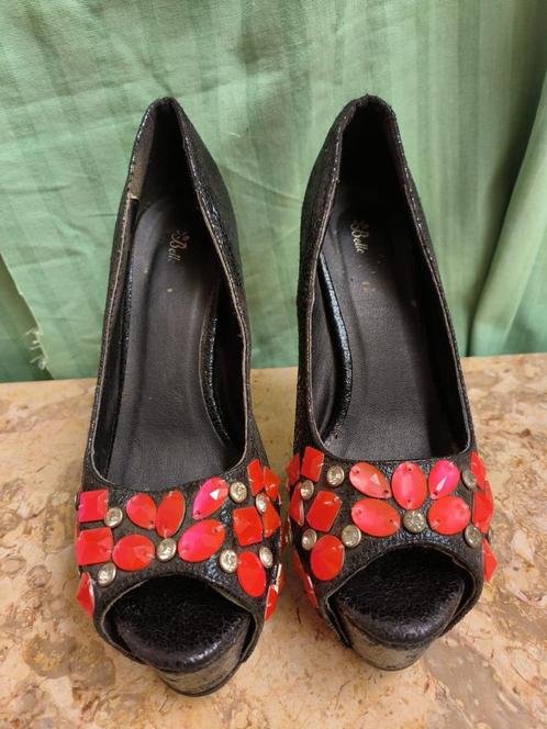 Zwart met rood afgewerkte plateau schoenen voor dames (38), Kleding | Dames, Schoenen, Gedragen, Pumps, Zwart, Ophalen