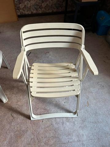 4 opklapbare witte tuinstoelen met tafel vintage beschikbaar voor biedingen