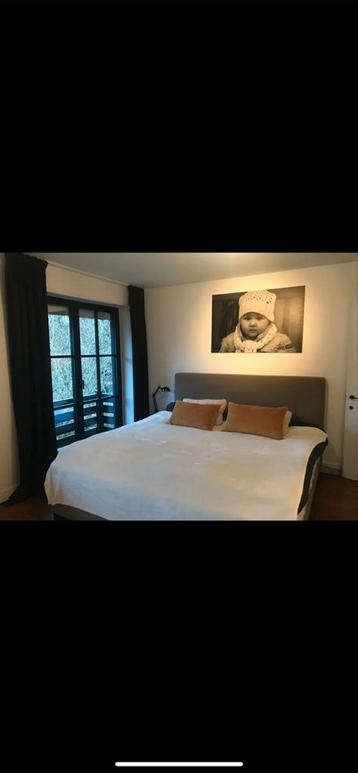 Boxspring bed 2m op 2m met hoofd- en voetbord beschikbaar voor biedingen