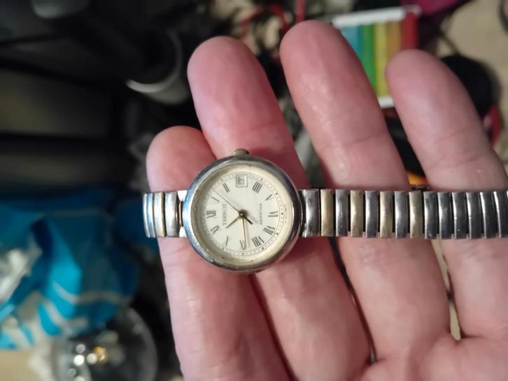 Tissot dameshorloge met datum uitlezing, Handtassen en Accessoires, Horloges | Antiek, Polshorloge, Tissot, Overige materialen