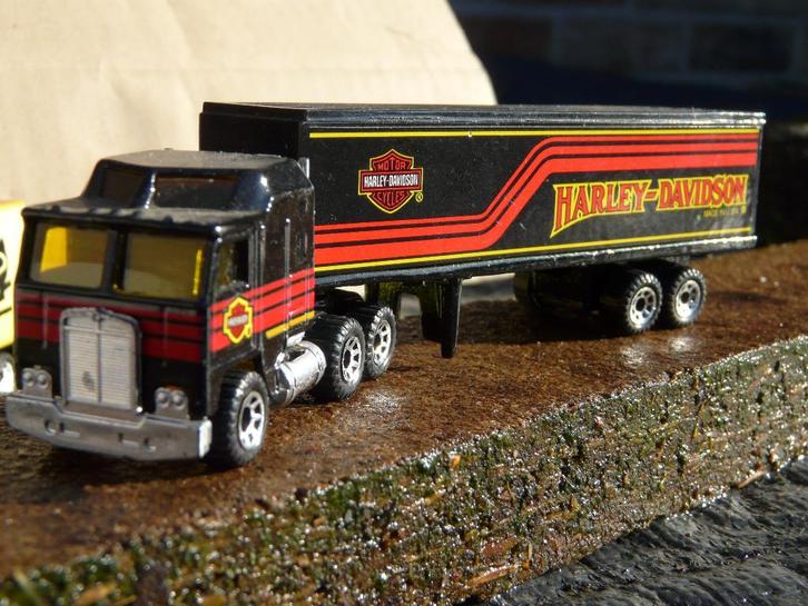 MATCHBOX Super King 8 magnifiques camions et remorque, Hobby & Loisirs créatifs, Voitures miniatures | Échelles Autre, Utilisé