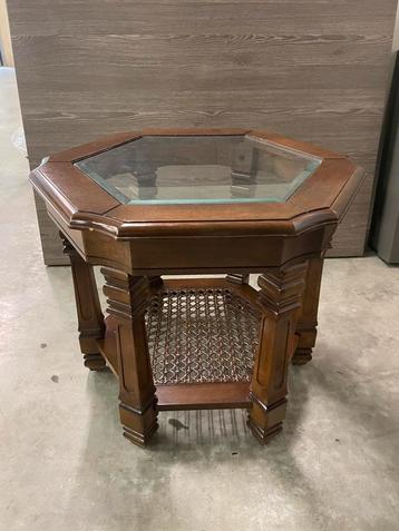Bijzettafel beschikbaar voor biedingen