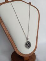 De Scarlet Elegance-halsketting en de bijbehorende hanger, Handtassen en Accessoires, Kettingen, Ophalen, Zo goed als nieuw, Met edelsteen
