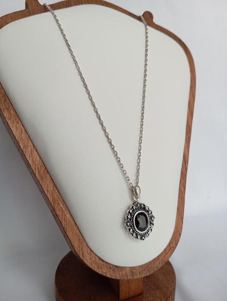 De Scarlet Elegance-halsketting en de bijbehorende hanger, Handtassen en Accessoires, Kettingen, Zo goed als nieuw, Zilver, Rood