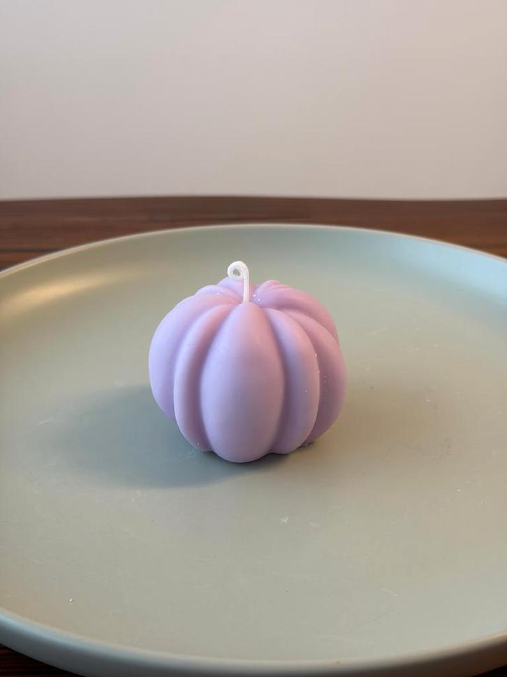 Purple Pumpkin Candle-, Huis en Inrichting, Woonaccessoires | Kandelaars en Kaarsen, Nieuw, Kaars, Overige kleuren, Ophalen of Verzenden