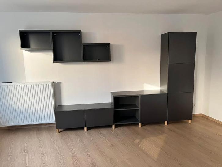 IKEA BESTA Kleerkast + plank/tv-meubel - donkergrijs, Huis en Inrichting, Kasten | Wandmeubels, Gebruikt, 150 tot 200 cm, 150 tot 200 cm