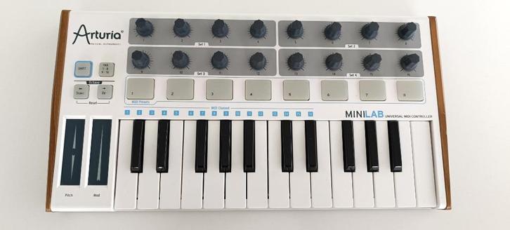 Arturia MiniLab White USB/MIDI keyboard (nieuwstaat), Muziek en Instrumenten, Midi-apparatuur, Zo goed als nieuw, Ophalen of Verzenden