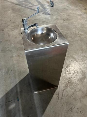 RVS mobiele wastafel spoelbak lavabo met opbergruimte. beschikbaar voor biedingen