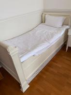 Un lit Individual en bois blanc avec matelas (il y en a deux, Comme neuf, Matelas