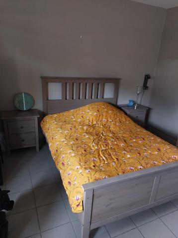 Bed en twee nachtkastjes beschikbaar voor biedingen