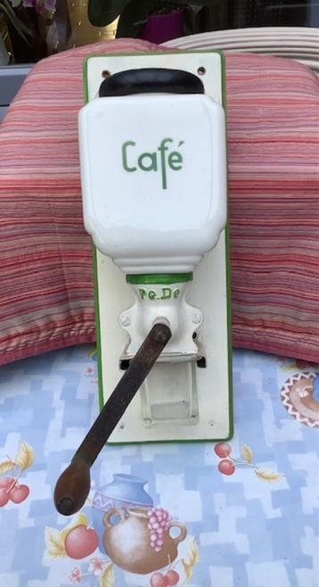 oude muur koffiemolen met glazen bakje in werkende staat beschikbaar voor biedingen