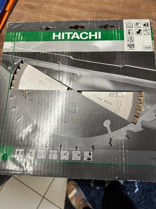 Afkortzaag Hitachi met onderstel, Doe-het-zelf en Bouw, Gereedschap | Zaagmachines, Gebruikt, Afkortzaag, 600 tot 1200 watt, Ophalen