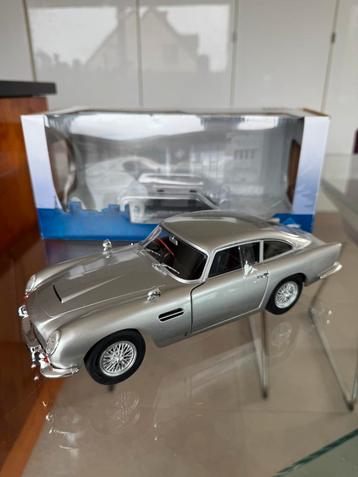 Pistolets Aston Martin DB5 1964 Argent 1-18 Solido nickel, Hobby & Loisirs créatifs, Enlèvement ou Envoi, Comme neuf, Voiture