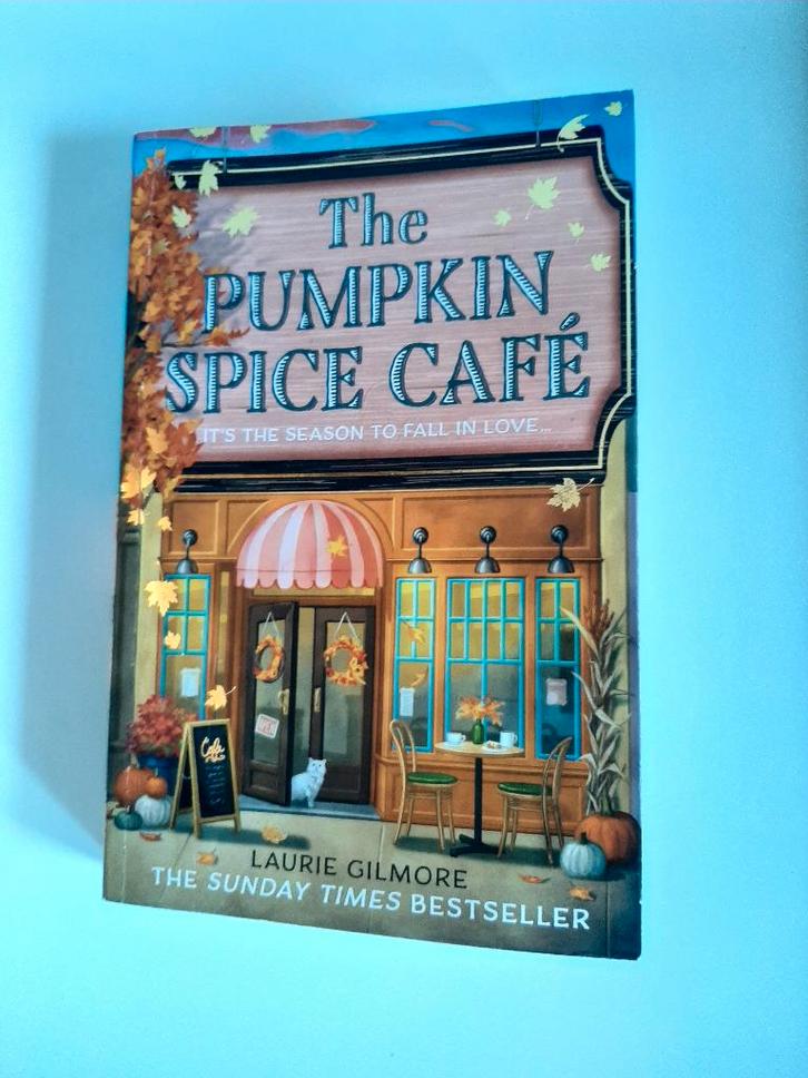 The Pumpkin Spice Café - Laurie Gilmore, Boeken, Romans, Zo goed als nieuw, Amerika, Ophalen of Verzenden