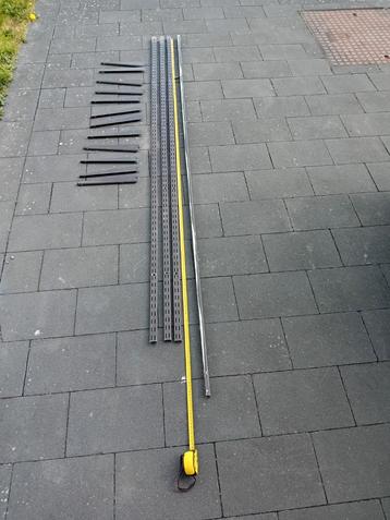 Rek : stalen rek voor muurbevestiging beschikbaar voor biedingen