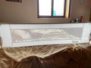 Een witte gestoffeerde bedrail van Quax beschikbaar voor biedingen