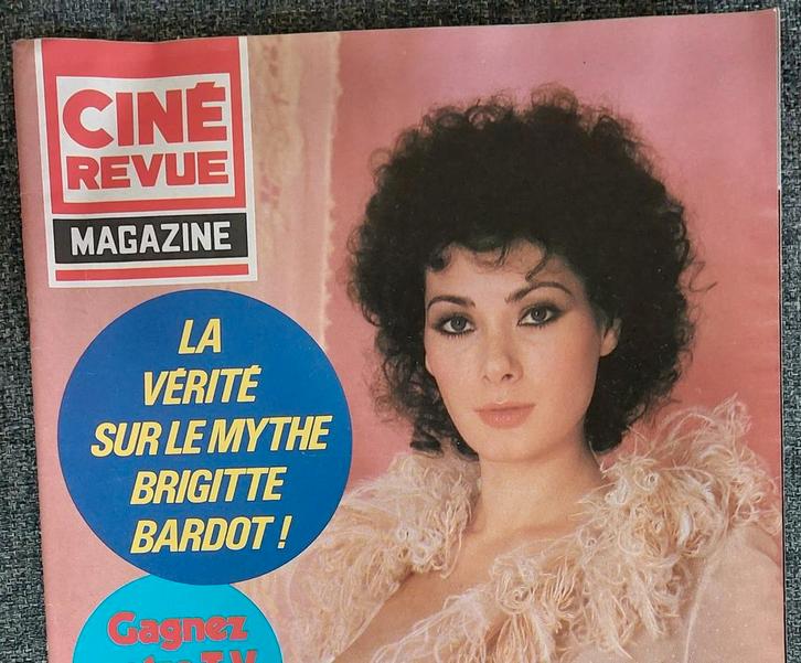 Brigitte Bardot in het tijdschrift Ciné Revue in september 1, Boeken, Tijdschriften en Kranten, Gelezen, Krant, Ophalen of Verzenden