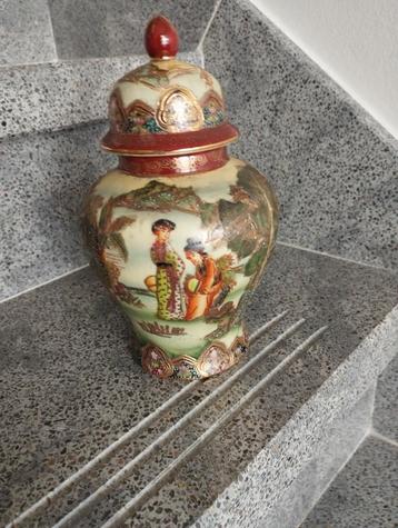Chinese vaas met deksel  beschikbaar voor biedingen
