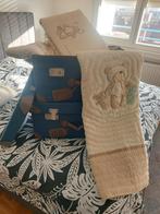 Tour de lit (aussi couverture pour bebe)+ 2 boîtes bleu Ikea