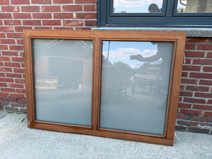 Meranti houtenraam met melkglas, Doe-het-zelf en Bouw, Raamkozijnen en Schuifdeuren, Zo goed als nieuw, Ophalen