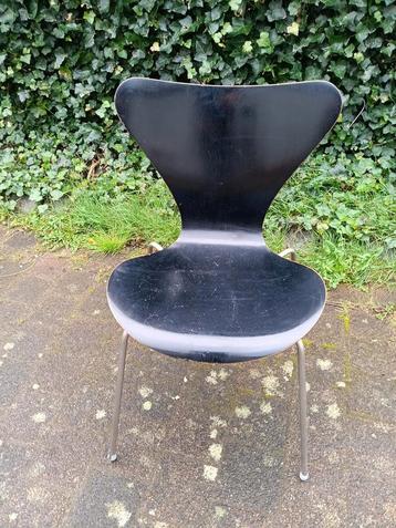 Ancienne chaise papillon conçue par Arne Jacobsen