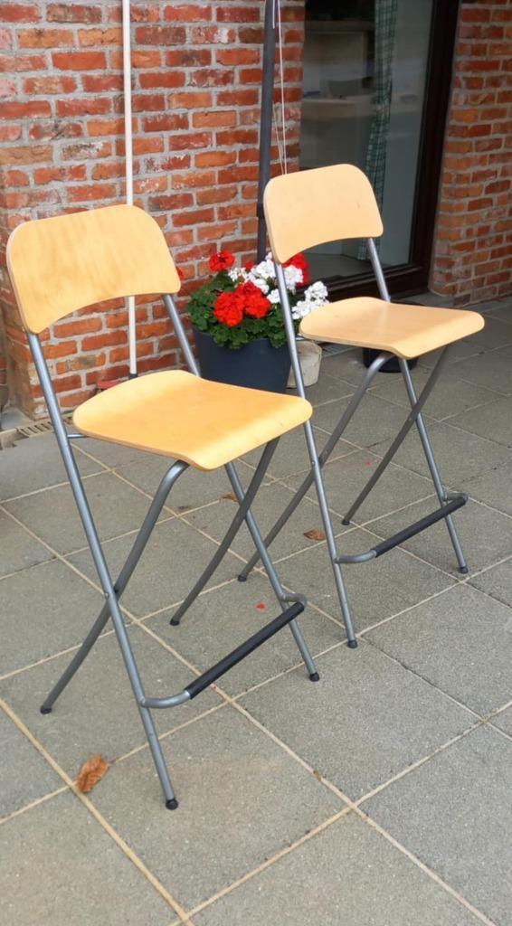 Opklapbare barstoel (2 stuks ter beschikking), Huis en Inrichting, Barkrukken, Zo goed als nieuw, 90 cm of meer, Hout, Kunststof