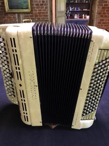 accordéon beschikbaar voor biedingen