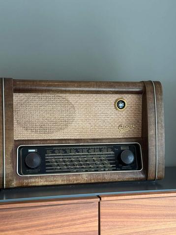 Antieke radio beschikbaar voor biedingen