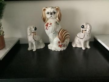 Épagneuls du Staffordshire 2 plus petits + 1 grand. disponible aux enchères