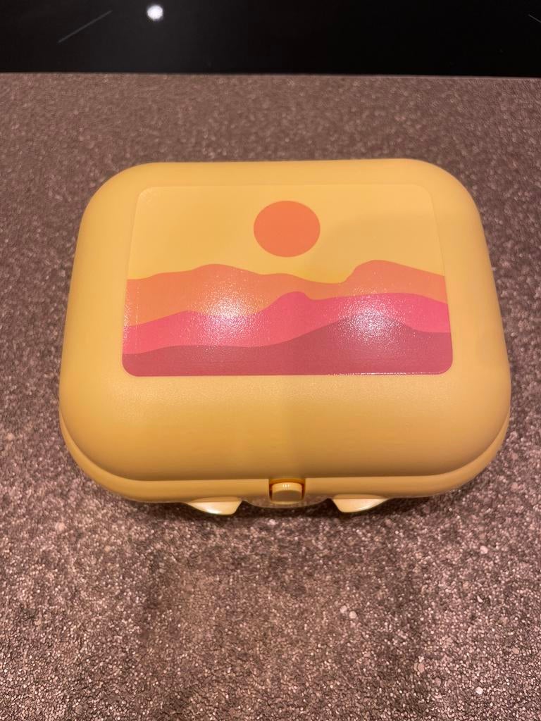 Medium snackdoos tupperware, Huis en Inrichting, Keuken | Tupperware, Nieuw, Bus of Trommel, Geel, Oranje, Ophalen of Verzenden