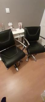2 stoelen voor de kapsalon