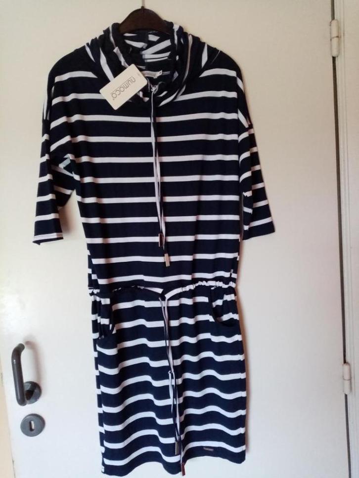 Numoco : nieuw donkerblauw wit gestreepte jurk kleed , mt M, Kleding | Dames, Jurken, Nieuw, Maat 38/40 (M), Blauw, Knielengte